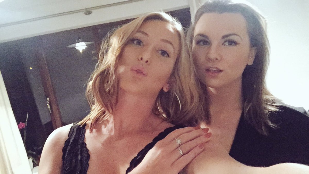 PartyLocks's tweet photo. Little NYE throwback with my main chick 💕👯 @mollyykanee #browsonfleek #NYE2015 https://t.co/IfIq42akOV
