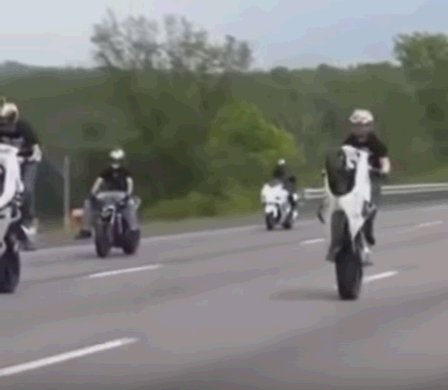 solomoto_es's tweet photo. Qué no hay que hacer en una #ConcentraciónMotera. #motofail #stuntfail #videoSM https://t.co/Ilt5A0qe68 https://t.co/KZpBOmgdBV