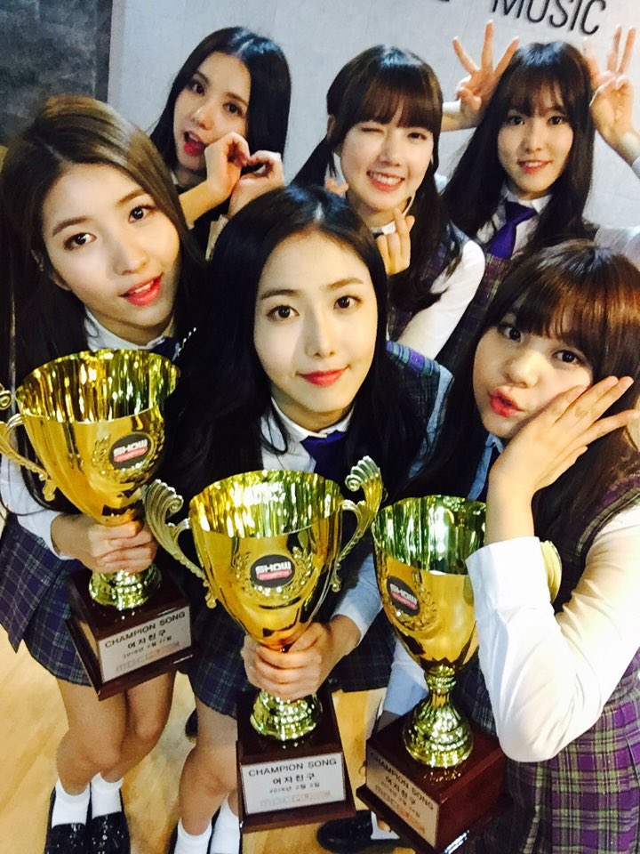 GFRDofficial's tweet photo. #여자친구 #GFRIEND #쇼챔피언 #트리플크라운 감사합니다! 챔피언컵 3개 들고 찰칵찰칵!📷📸 앞으로 더 열심히 하는 모습 보여 드릴게요! #버디 들에게 약속! 모두모두 굿밤🌌 보내세요❤️ https://t.co/pax1lWZVBw