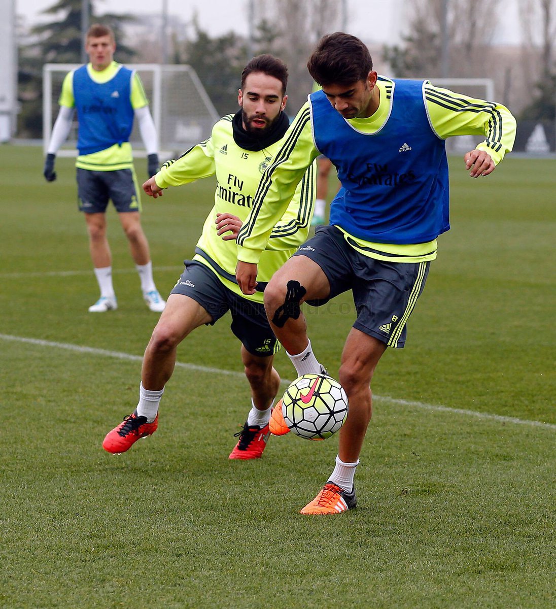 dimaszandi's tweet photo. "@RMadridInfo: Training | Enzo Zidane &amp; Carvajal https://t.co/rgY6kyPWVa"