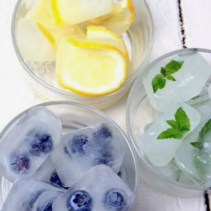 CiaoCocktail's tweet photo. Here’s one way to take on the heat: Fruity ice blocks! Mint, lemon, berries DONE! https://t.co/mzu5tgRv24