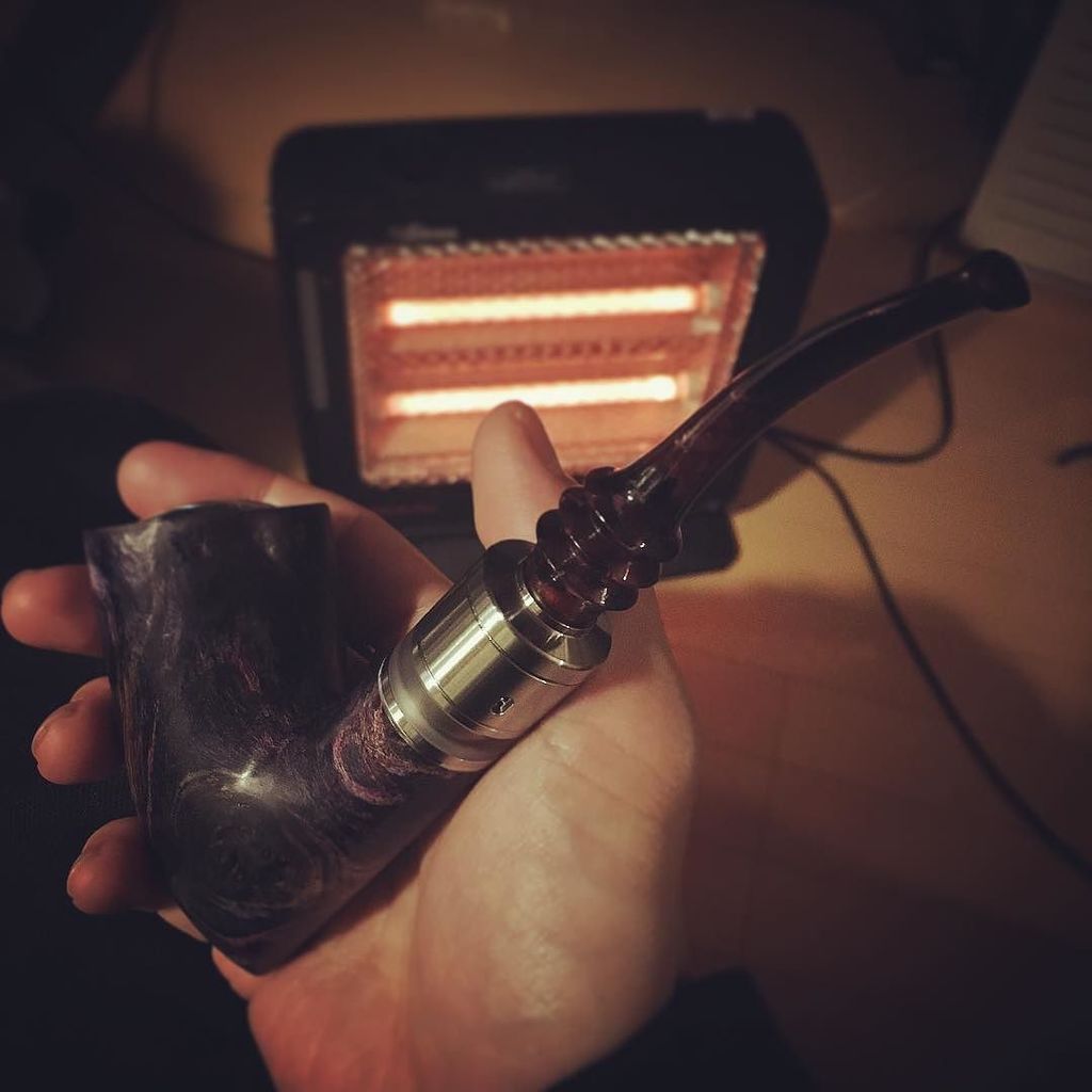 GO_GO_ZEPPELI's tweet photo. 暖炉だったら良いのになー🔥🔥🔥🎅 でも暖かくて幸せです♪
#vape #vapelife #handcheck #creavap #nextiny #underwoodmods https://t.co/EHOQtazK7t https://t.co/Qf4Akhabuf