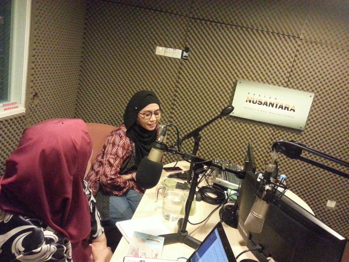 Temuramah di Radio Durian Nusantara. Mengenai perjuangan <a href="/FazleenaATL/">Fazleena&TheLasykar</a> juga Ekspresi Puisi Dunia Numera 2016.