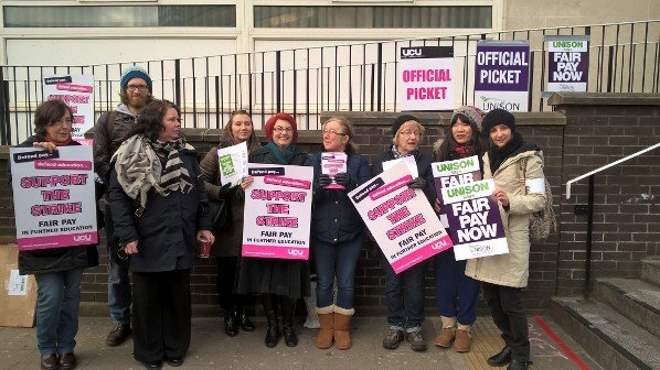 Strikers at #Leeds city college from <a href="/ucu/">UCU</a> &amp; <a href="/LeedsUNISON/">Leeds UNISON</a> opposing pay freeze <a href="/LeedsTUC/">Leeds Trades Council</a> <a href="/NSSN_AntiCuts/">NSSN</a>