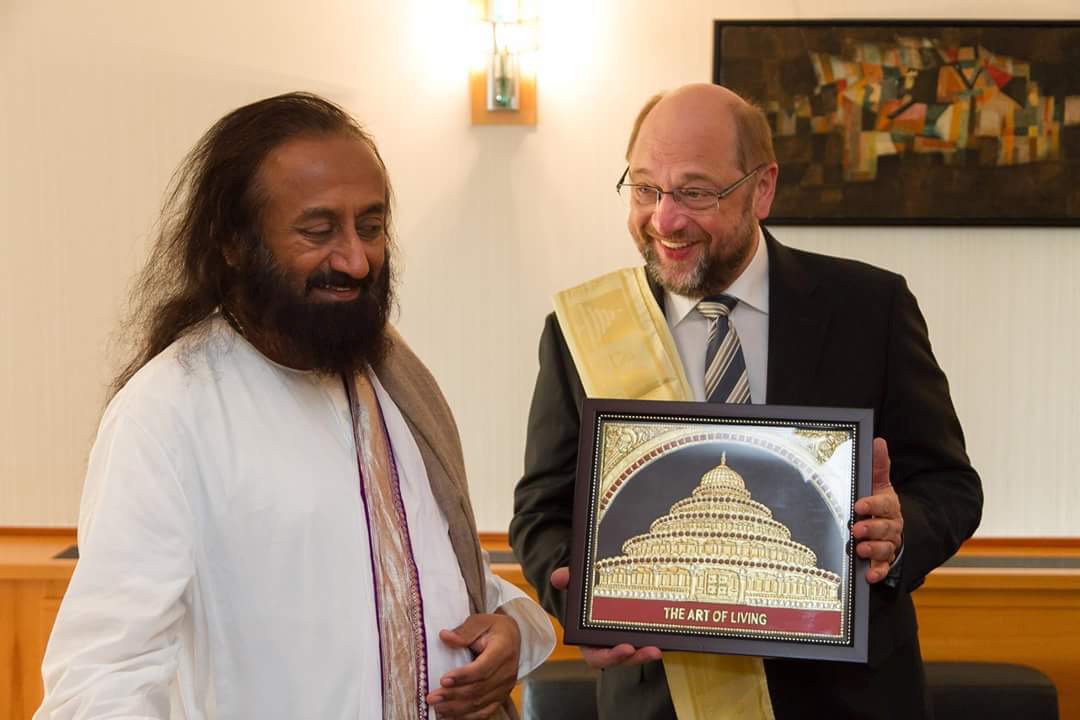 Jesytirado's tweet photo. @SriSri por primera vez #YogainEP un orgullo haber estado allí #35YrsofArtofliving https://t.co/xdv3MGHnb5