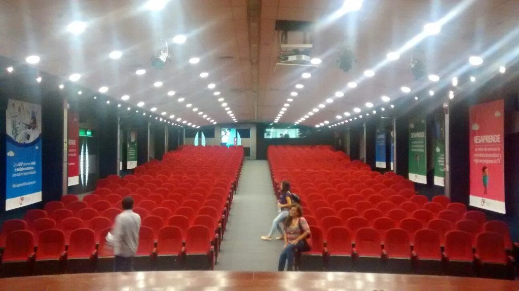 nicolasfp03's tweet photo. Buenos dias el auditorio de los premios #Generarock2015. Auditorio Angélica Gallegos CC de la UTP https://t.co/25prhJJEAO