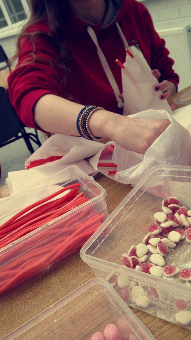 PinkInfinities's tweet image. Packing our sweets #sweets
