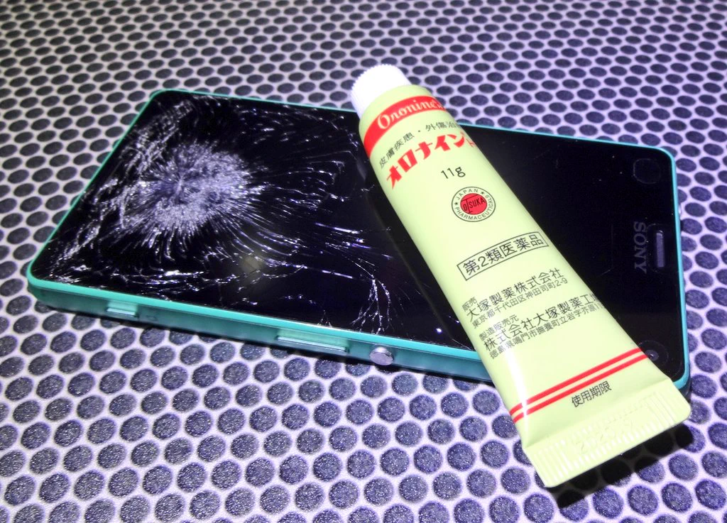 スマホの画面が割れたとき、オロナインを塗れば治るらしい？！