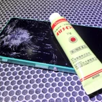 スマホの画面が割れたとき、オロナインを塗れば治るらしい？!