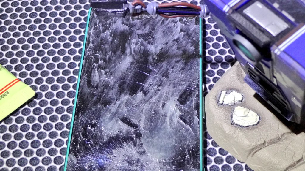 スマホの画面が割れたとき、オロナインを塗れば治るらしい？！