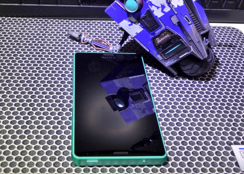 スマホの画面が割れたとき、オロナインを塗れば治るらしい？！