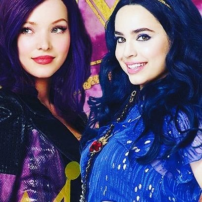 SofiaCarsonWeb's tweet photo. #HappyDay 💜💜 @SofiaCarson @DoveCameron https://t.co/uFahkRUF6R