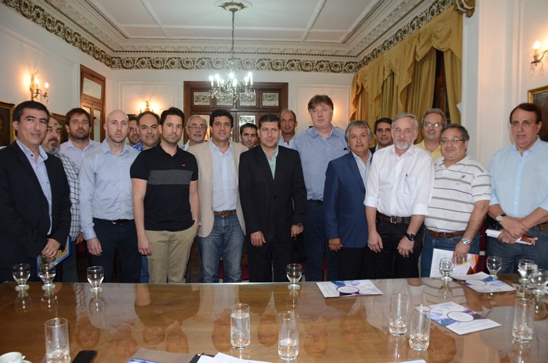 GobDeLaRioja's tweet photo. El Gob @SergioGCasas y el Vice @nestorgbosetti recibieron propuesta de inversiones de empresarios extranjeros https://t.co/IVpsnRGluI