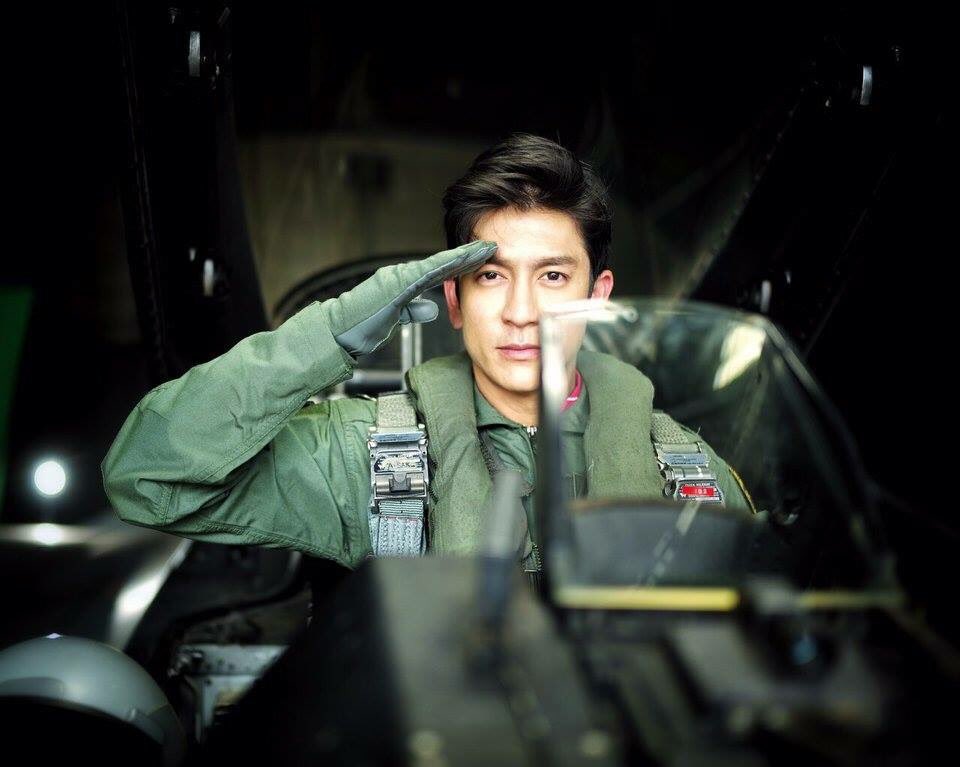aviknowledge's tweet photo. นักบินF-16คนนี้หน้าตาคุ้นๆแหะ...

😁😁 https://t.co/NaTSltSQKS