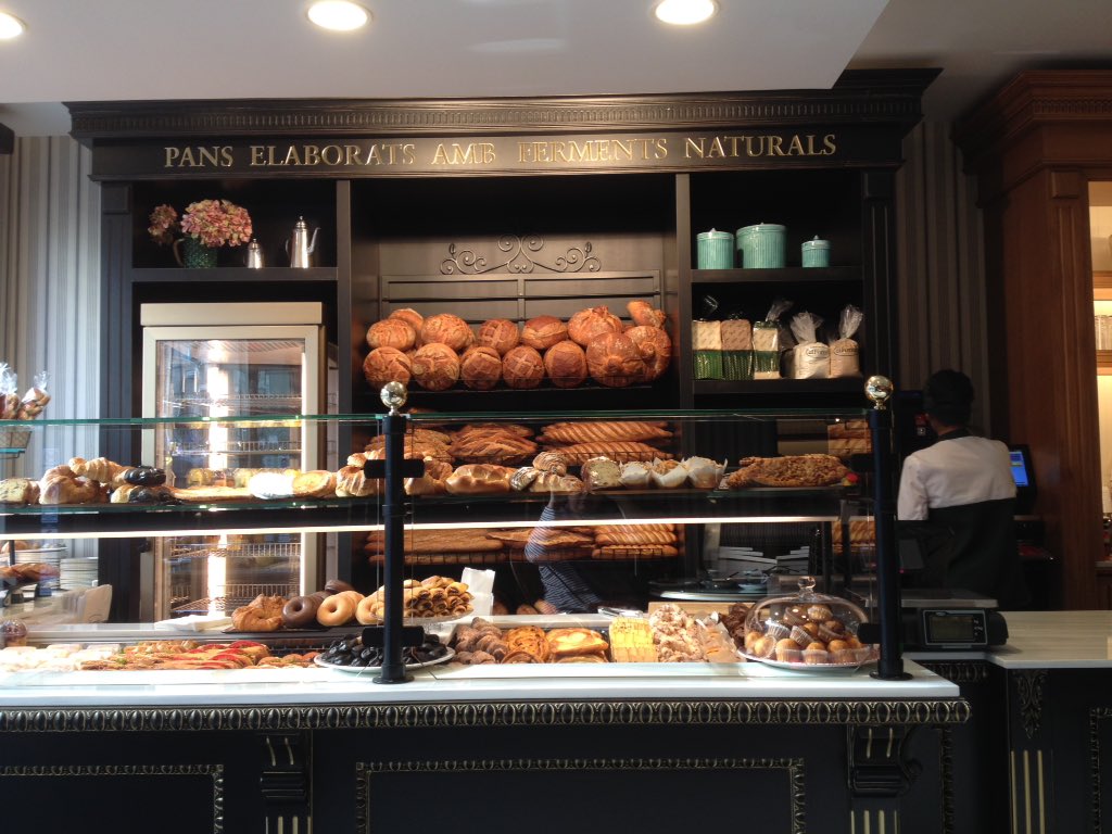 scrAPPbooking's tweet photo. Q of WMC delegs just refuelled on carbs #ElFornet #Barcelona #VRinducedcakecravings @DesigninAction @wearexdesign https://t.co/b168uNOlQV