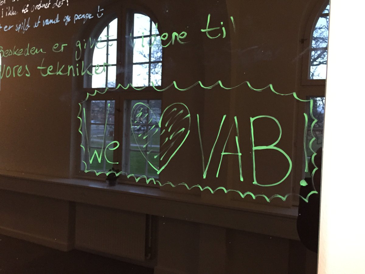 BenteOstergaard's tweet photo. Ah, dejligt med søde beskeder på bibliotekets tavle #welovevab #aulibrary https://t.co/4D61Q5SpB0