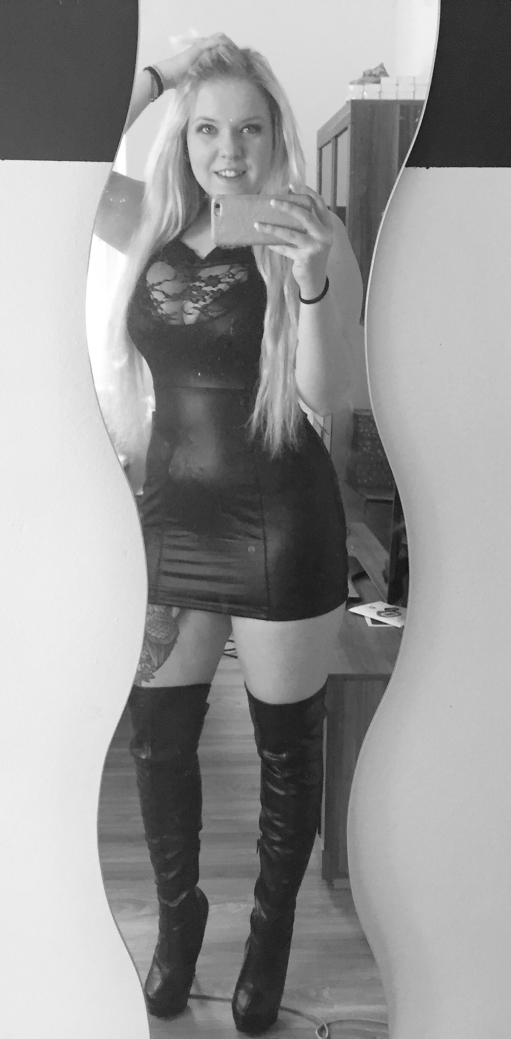 Neues Kleid geschenkt bekommen 😊 wem gefällts? https://t.co/rFisbb5CqN