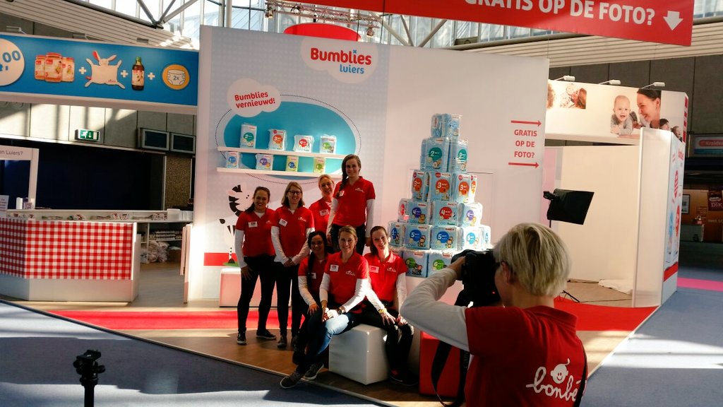 boost_group's tweet photo. Nog een laatste foto van het team en de stand en toen waren we los! #bonbebe #bumblies #huishoudbeurs #hhb16 https://t.co/kJMa1R3Vnw