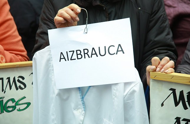 Jaunos ārstus satrauc izmaiņas rezidentūras noteikumos- vai visi aizbrauks no Latvijas: bit.ly/1WIglVB