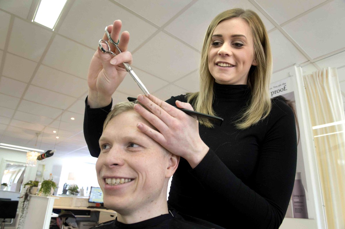 TV: Jag gick och klippte mig – och fick veta allt om spelarna och tränarna i <a href="/SkaraHF/">Skara HF</a> :
skaraborgslanstidning.se/article/har-av…