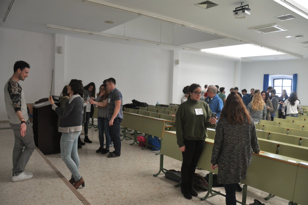 VedilsUCA's tweet photo. Wer bin ich en clase de @DeutschUCA con @yunusmina13 @iruizrube @jmiguelmota https://t.co/4oIgArVxN7