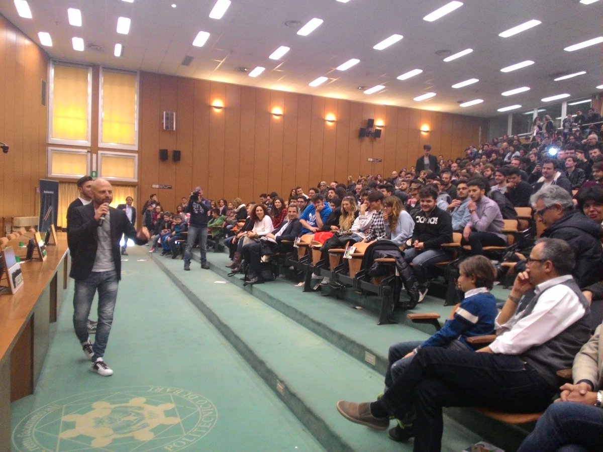 Grande entusiasmo anche al <a href="/PolibaOfficial/">Politecnico di Bari</a> per #noncifermanessuno con <a href="/LucaAbete/">Luca Abete</a>!