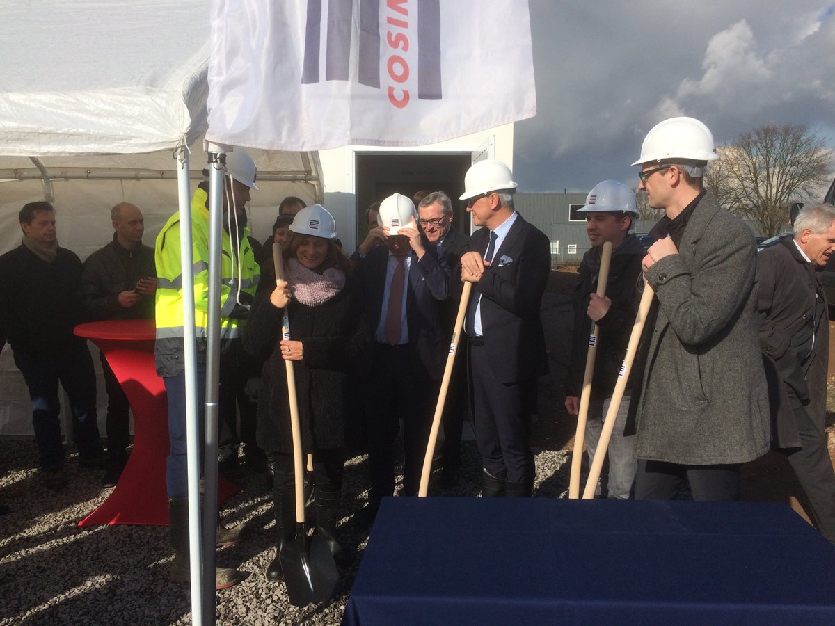 peeters_kris1's tweet photo. 1ste spadesteek nieuw distributiecentrum #DomusLogistics in #Olen. Betekent jobzekerheid voor 100 mensen! https://t.co/L57bz79hkJ