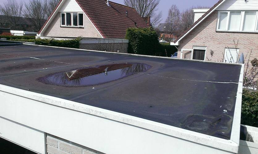 Blijven er grote plassen water op het dak staan? Dit kan zorgen voor verzwakking. feenstra-dakbedekking.nl/dakonderhoud/d…