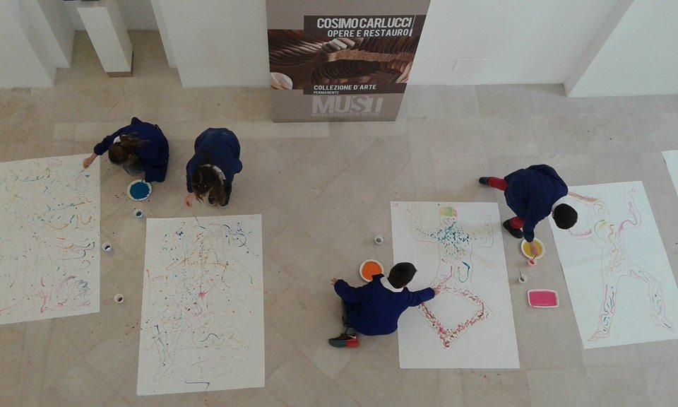Quanti modi ci sono per fare un autoritratto? Lo scopriamo al #MUSTLecce! #MUSTperlaScuola on.fb.me/1VDTnyC