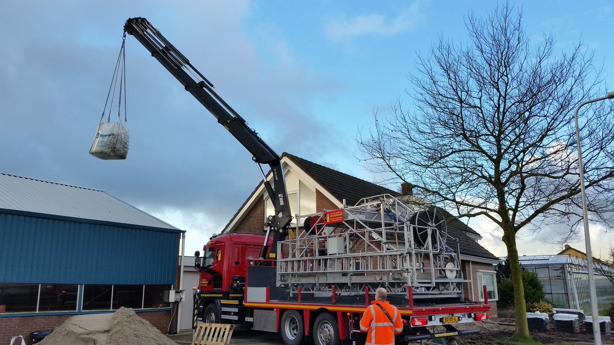 Met de juiste spullen is iedere klus te klaren <a href="/VanVeldhovenBV/">Van Veldhoven BV</a>  beter door de lucht als met de kruiwagen!