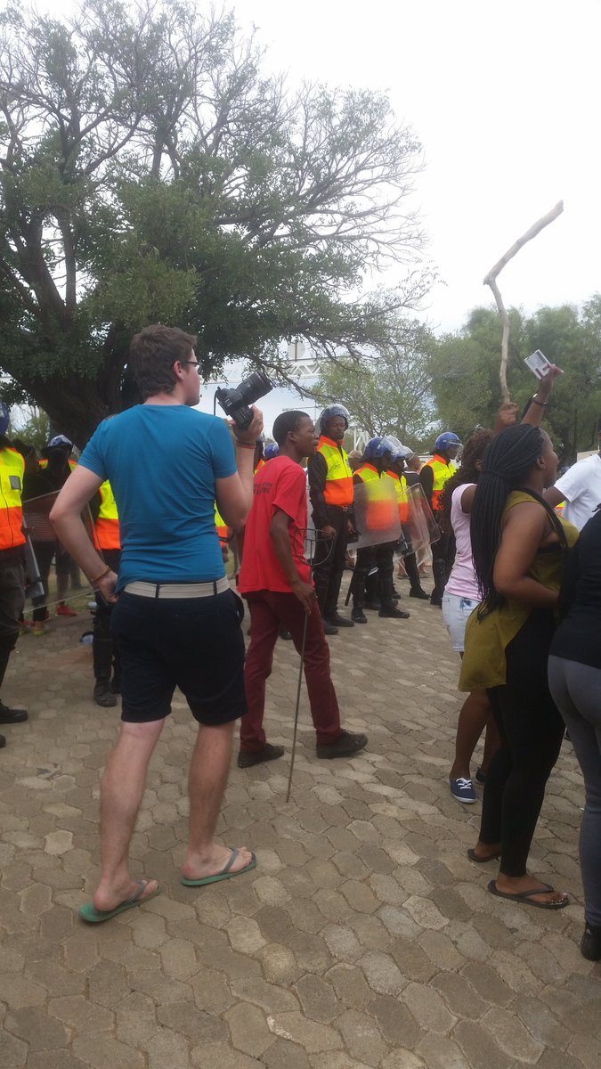 ChloeRhulie's tweet photo. Fidelity security closed the campus gate for us. We managed to fight them and went in. #UFS https://t.co/21DV6jaRLG