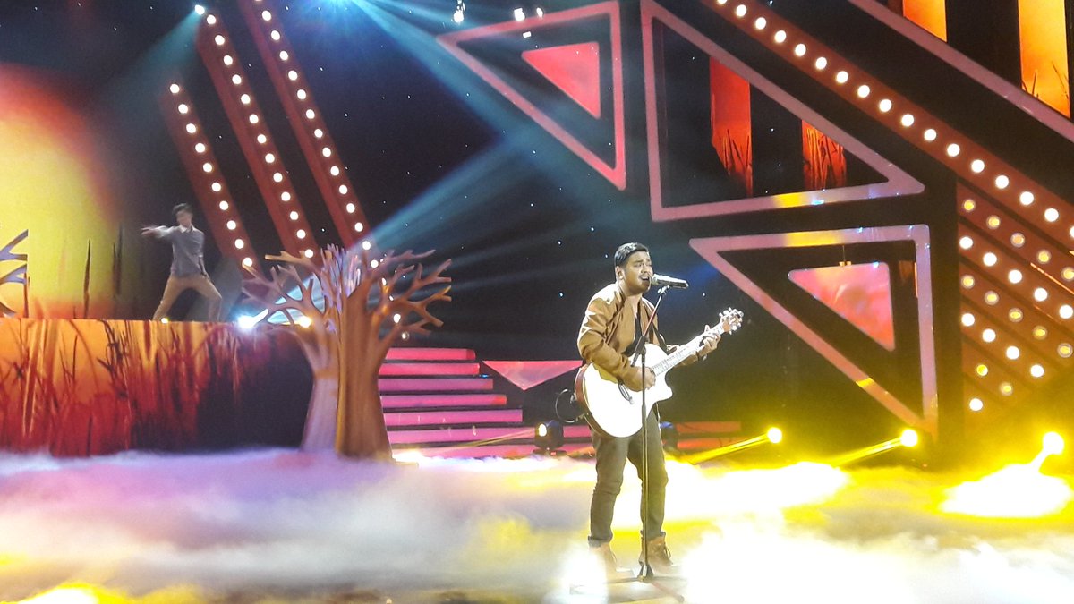 TRANSTV_CORP's tweet photo. Penampilan dari desainer asal Bali ini keren ya tweeps. #SMSAHMAD @socmed_transtv https://t.co/TGGRUcMKEH
