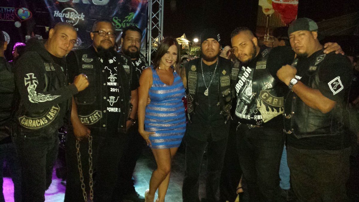 natapare21's tweet photo. Con los chicos rudos de golpe duro https://t.co/RZdK2t7NVz