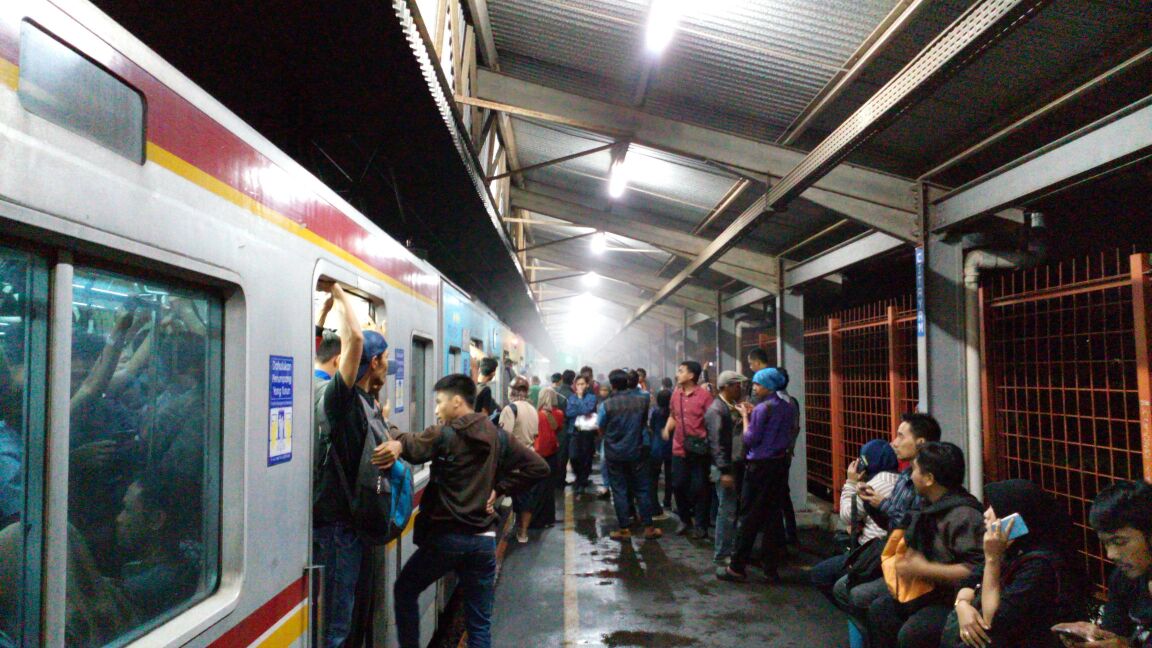 <a href="/detikcom/">detikcom</a> <a href="/krlmania/">Roker KRLmania</a> @radioelshinta krl tujuan bogor berasap di stasiun citayam