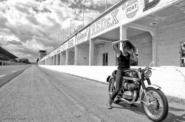 lamanetacom's tweet image. Fotografías de #Laurent #Callot sobre una #Bultaco Metralla en el Circuito de #Reims
lamaneta.com/news/blog/2014…