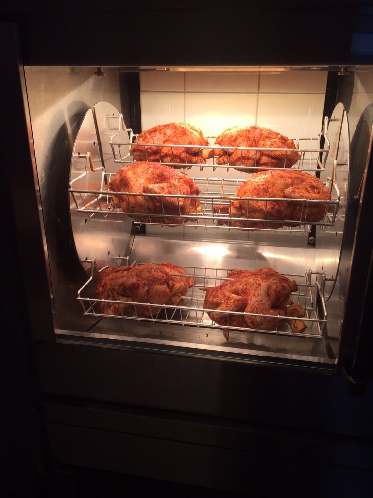 depannekletser's tweet photo. Dagelijks vanaf 17 uur vers gegrilde haantjes nu 1 hele voor de prijs van een 1/2 haan !!  € 3.50 https://t.co/FBlgP95egZ