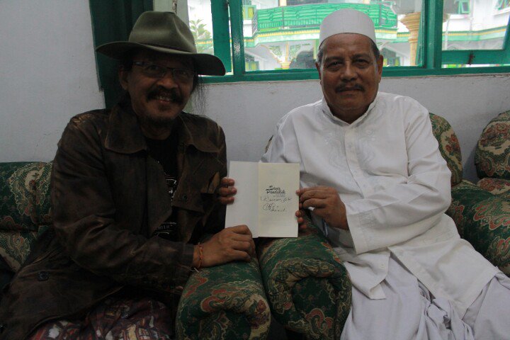 Anggoro On Twitter Kh Abdul Ghofur Pemimpin Ponpes Sunan Drajat Menandatangani Buku Biografi Sang Pendidik Untuk Mbah Sudjiwotedjo Https T Co Ozuairmtcs Anggoro On Twitter Kh Abdul Ghofur Pemimpin Ponpes Sunan Drajat Menandatangani Buku Biografi Sang Pendidik Untuk Mbah Sudjiwotedjo Https T Co Ozuairmtcs