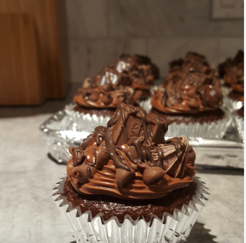 prideingrooming's tweet photo. @michellejnoble All ready for bake sale 2DAY @Communitech 2 support @kwhumane #Communicats #NationalCupcakeDay https://t.co/P6TIEWFdTZ