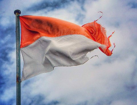Kaoem Koesam On Twitter Lusuh Nya Kain Bendera Di Halaman Rumah Kita Bukan Satu Alasan Untuk Kita Tinggalkan Tetaplah Cintai Indonesia Https T Co Pvqfynp4su