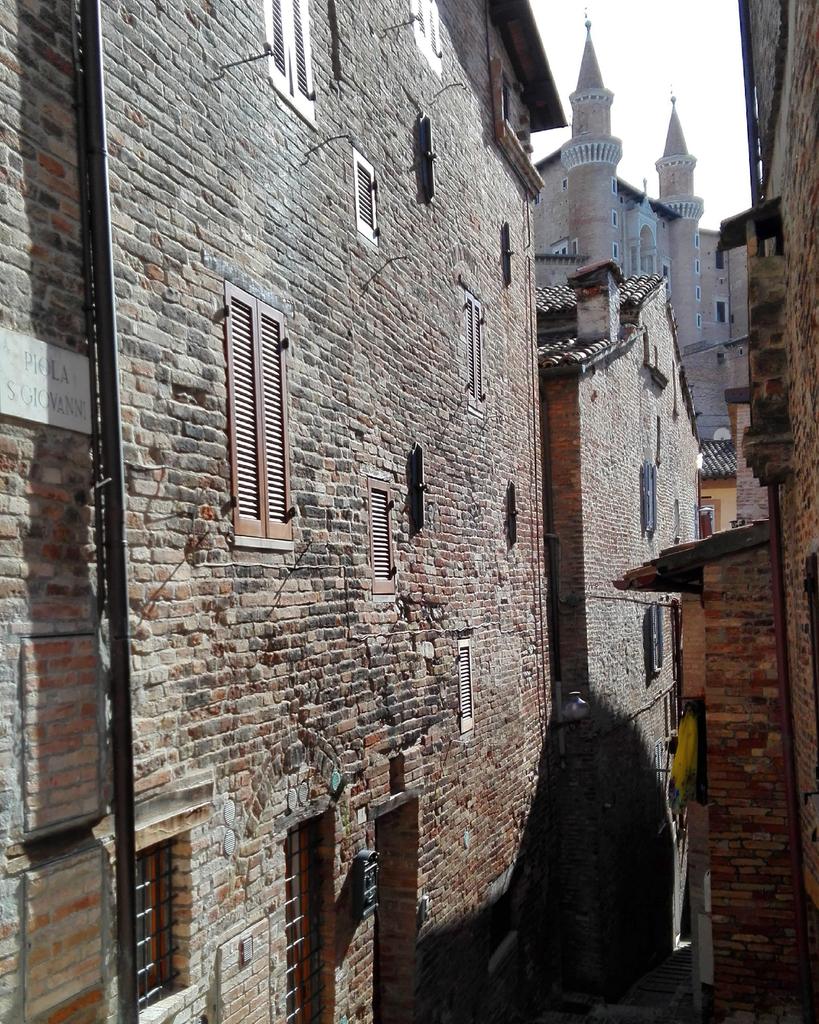 Urbino, la perfezione del suo Palazzo Ducale e l'imperfezione dei suoi vicoli medievali.Ovunque una grande #bellezza