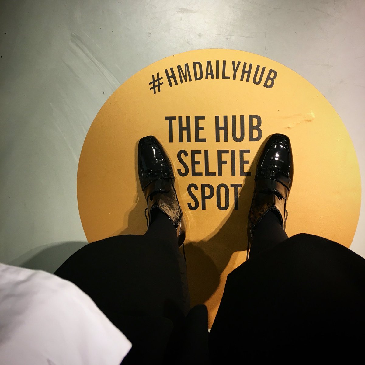 LFWTheDaily's tweet photo. Guess who? Discover the face behind the selfie here https://t.co/jALuloSL7O #HMDailyHub @hmunitedkingdom #LFW #style https://t.co/FdLn7pLqSU