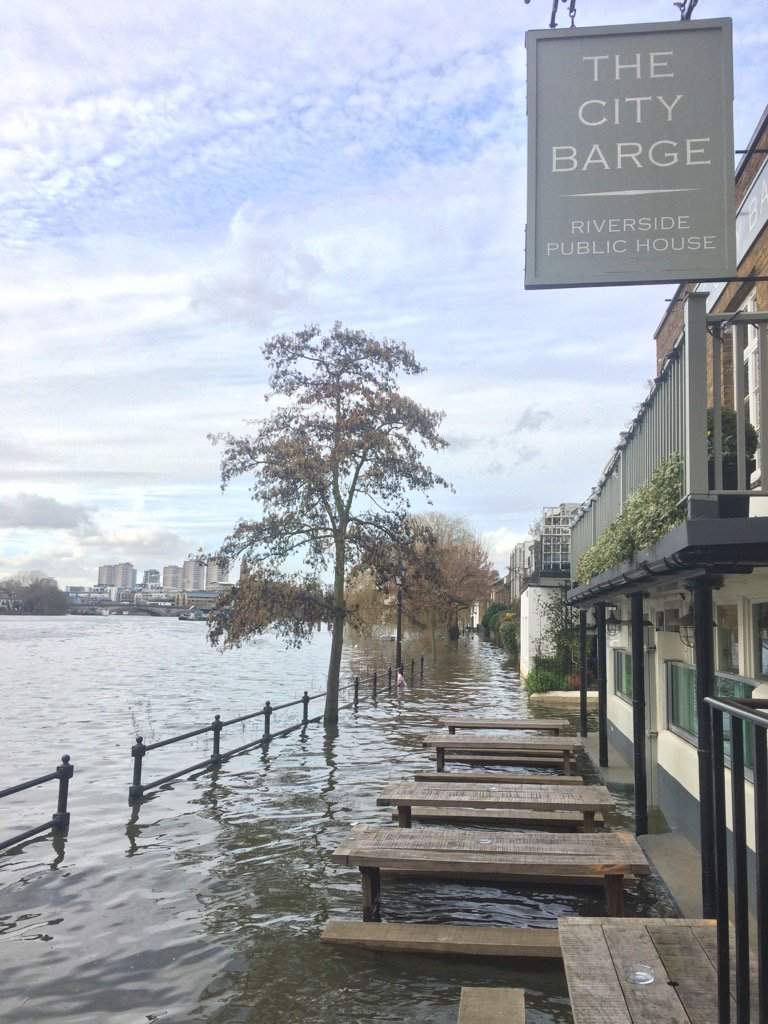 citybargew4's tweet photo. High tide anyone?!! #strandonthegreen #thames #london #londonwest #quickswim @citybargew4 https://t.co/rDGZmJErYN