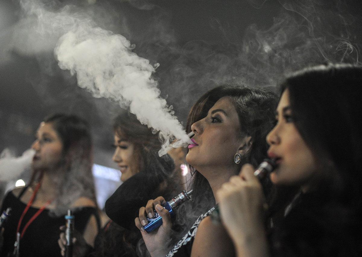 Девочка курит. Курящая девушка. Николь блэк smoking. Курит сигарету. Курящие девочки видео.