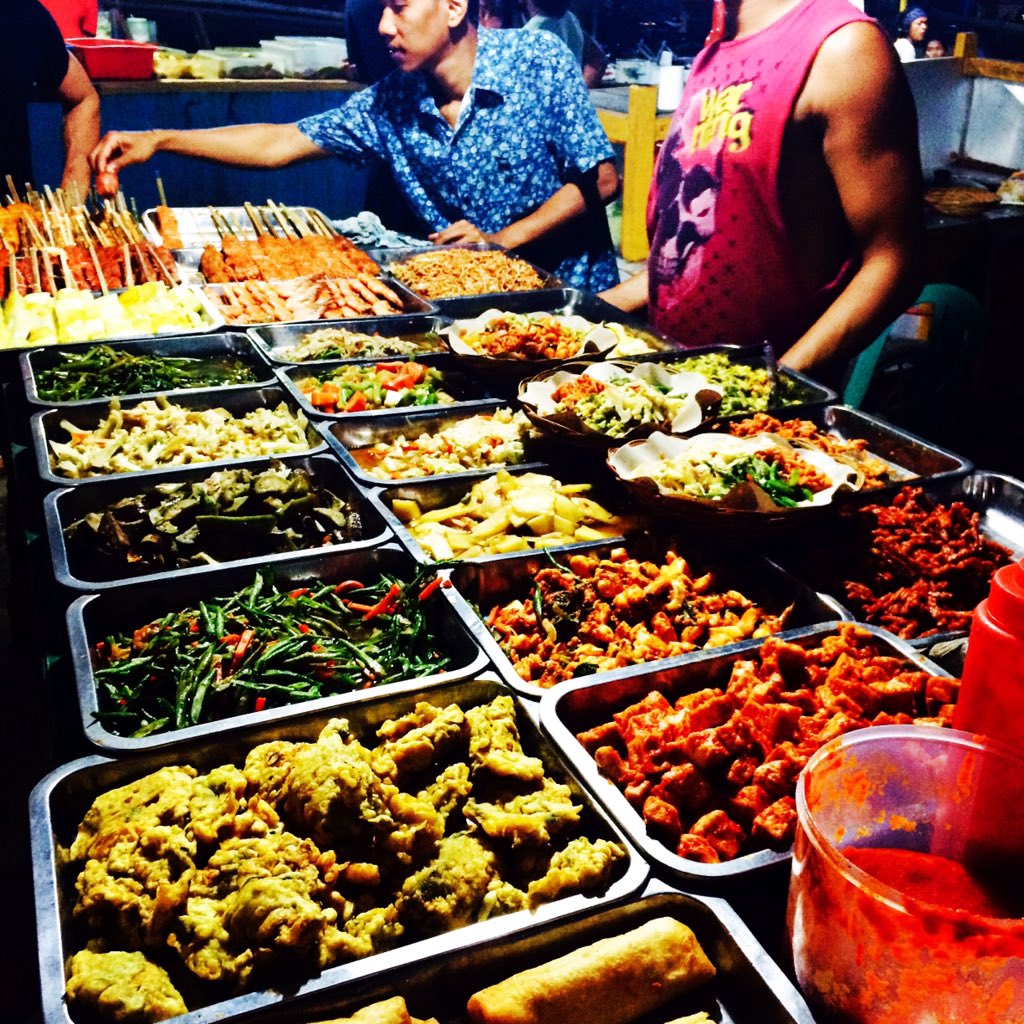 chefallenmuriel's tweet photo. Street food Indo style #indonesia #markets #tasty #fresh https://t.co/UHLXKvg37x