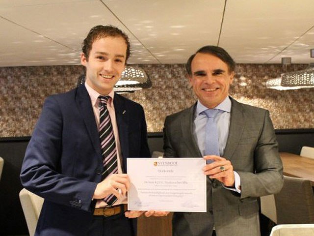 YFinancials's tweet photo. Kevin Verdonschot (Joanknecht &amp; Van Zelst) wint Essayprijs 2015 https://t.co/e5jMUgIbpQ https://t.co/7LAmc2luQX