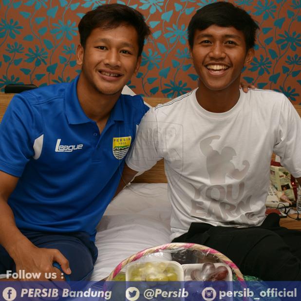 persib's tweet photo. Bek Bali United, Ganjar, menjenguk Yandi Sofyan. Selain minta maaf juga doakan Yandi lekas sembuh #respect #persib https://t.co/GUyx3hy5Ue