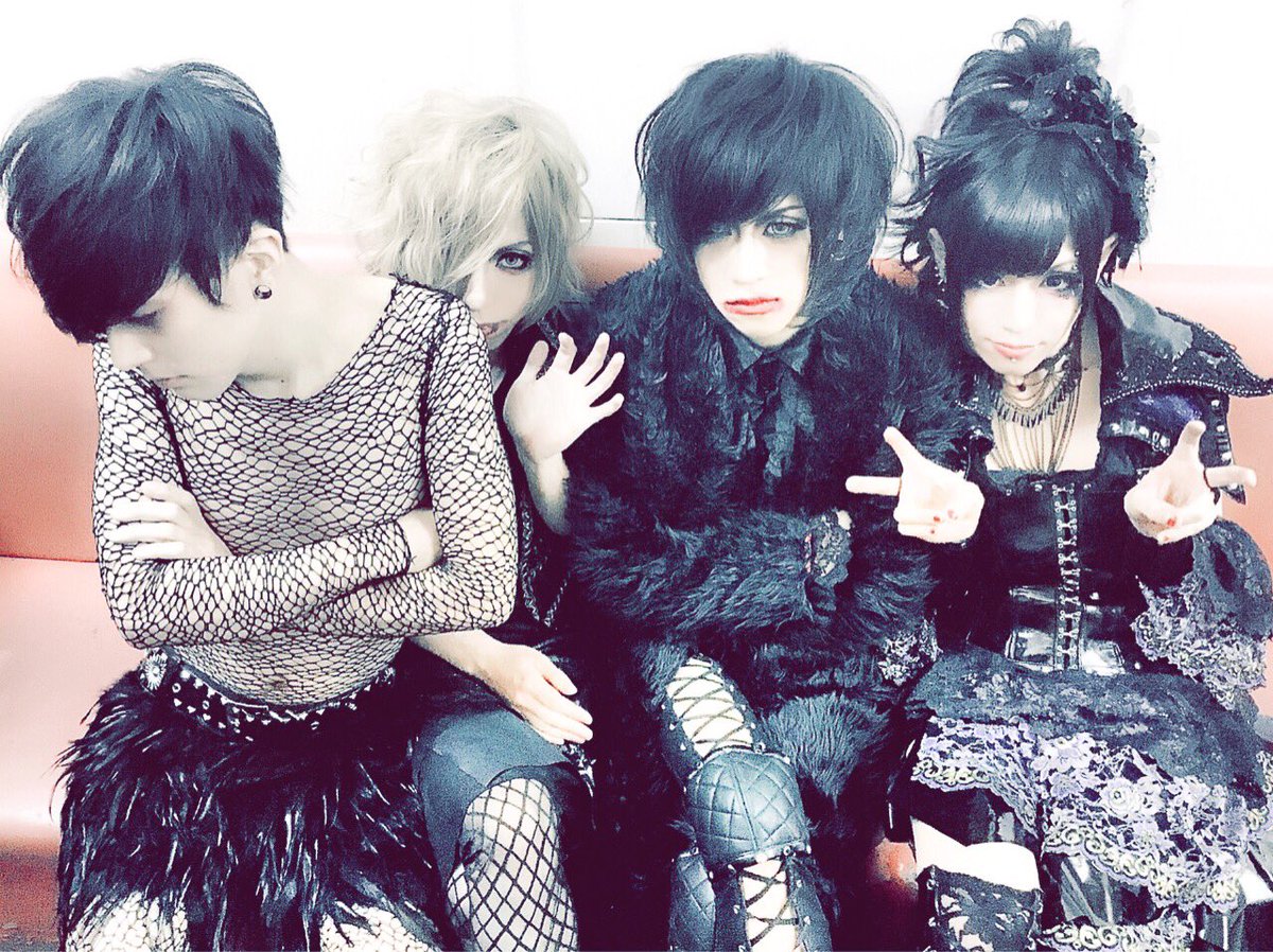 DDRM_official's tweet photo. 【オフショット】
池袋Blackhole公演ありがとうございました✞

お世話になったD.I.D.様へ、そして叶真さんにDADAROMAらしい一花を添えられたのではないでしょうか…✞✞皆様是非、引き続きイベントをお楽しみください！！ https://t.co/Xv83yGBvW6