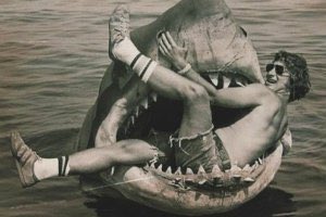 CapitanRisitas's tweet photo. Cuando no tienes para el barco pero tienes q llegar al otro lado como sea https://t.co/L9d35Vx7wt