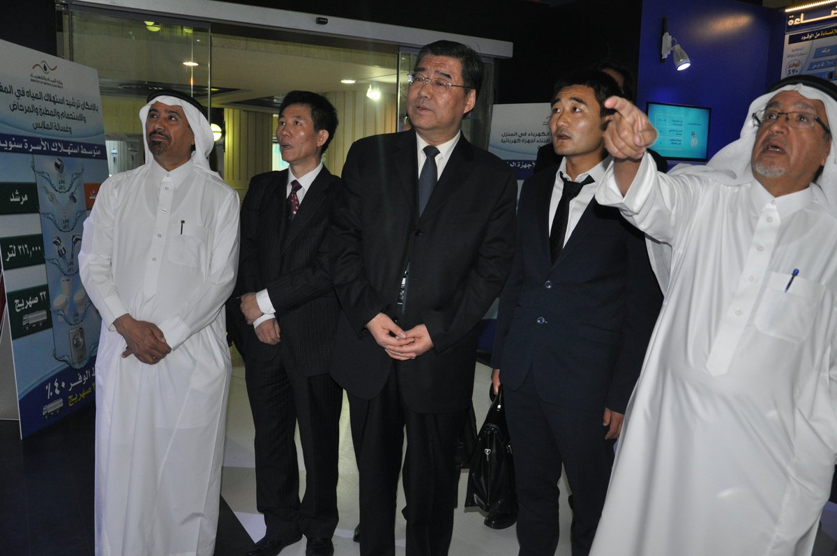 MEWA_CARE's tweet photo. صورة لمعالي الوزير الحصين والوفد الصيني خلال زيارة المعرض. https://t.co/v6L9deousG