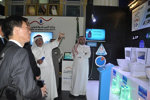 MEWA_CARE's tweet photo. معالي الوزير يقدم شرحاً للوفد الصيني عن المراحيض المرشده وغير المرشده واستخداماتها في ترشيد المياه. https://t.co/FkJjR9ahJ9